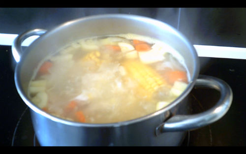 Sopa de pollo con verduras