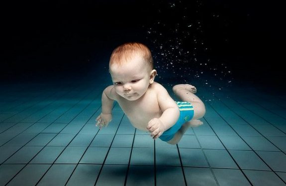 Natación para bebés con bañadores Huggies® Little Swimmers®